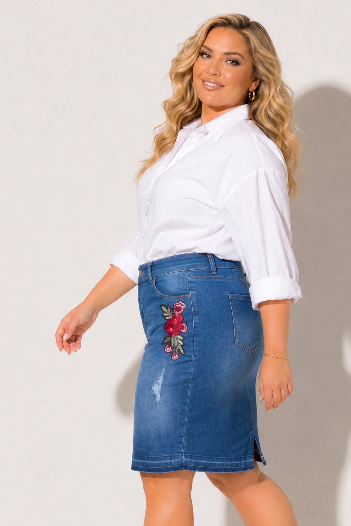Plus Size Floral Charm Distressed Denim Skirt - Medium Wash